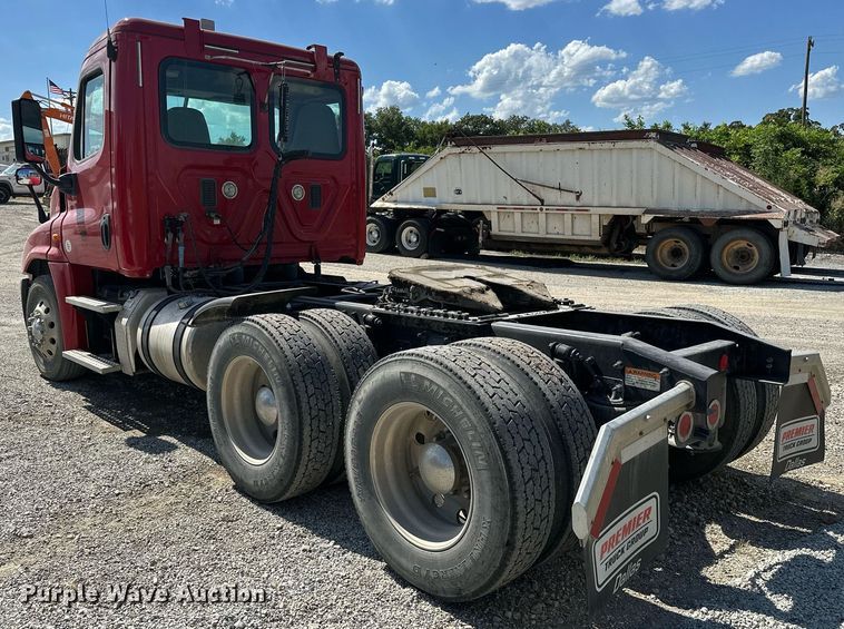 image for item OC9135 2015 Freightliner Cascadia Evolution 125  semi truck