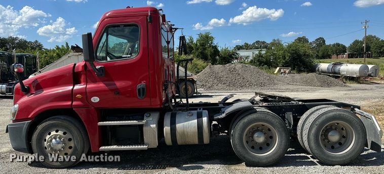 image for item OC9135 2015 Freightliner Cascadia Evolution 125  semi truck