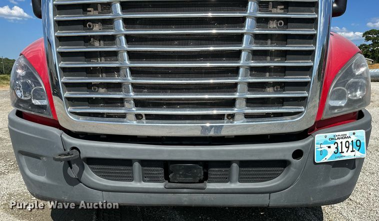 image for item OC9135 2015 Freightliner Cascadia Evolution 125  semi truck