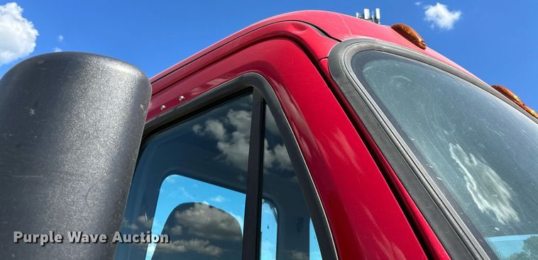 image for item OC9135 2015 Freightliner Cascadia Evolution 125  semi truck