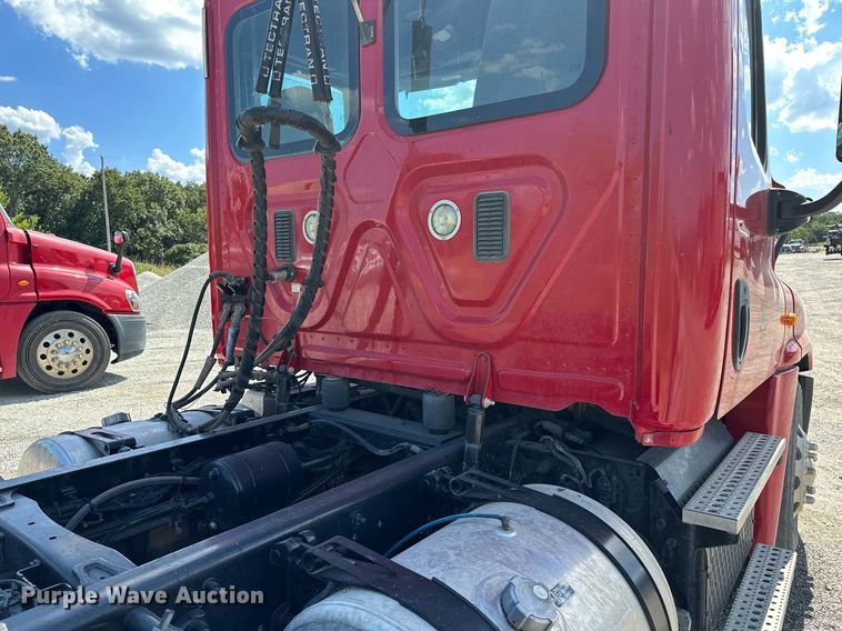 image for item OC9135 2015 Freightliner Cascadia Evolution 125  semi truck