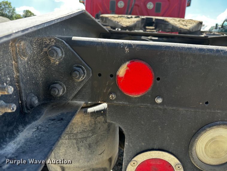 image for item OC9135 2015 Freightliner Cascadia Evolution 125  semi truck