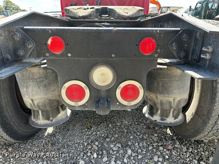 image for item OC9135 2015 Freightliner Cascadia Evolution 125  semi truck