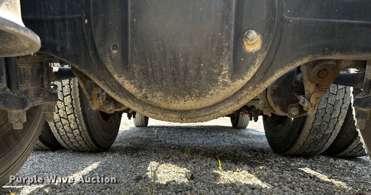 image for item OC9135 2015 Freightliner Cascadia Evolution 125  semi truck