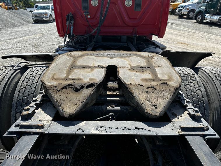 image for item OC9135 2015 Freightliner Cascadia Evolution 125  semi truck