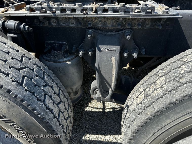 image for item OC9135 2015 Freightliner Cascadia Evolution 125  semi truck