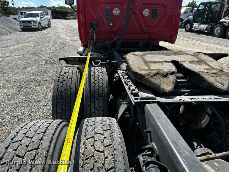 image for item OC9135 2015 Freightliner Cascadia Evolution 125  semi truck