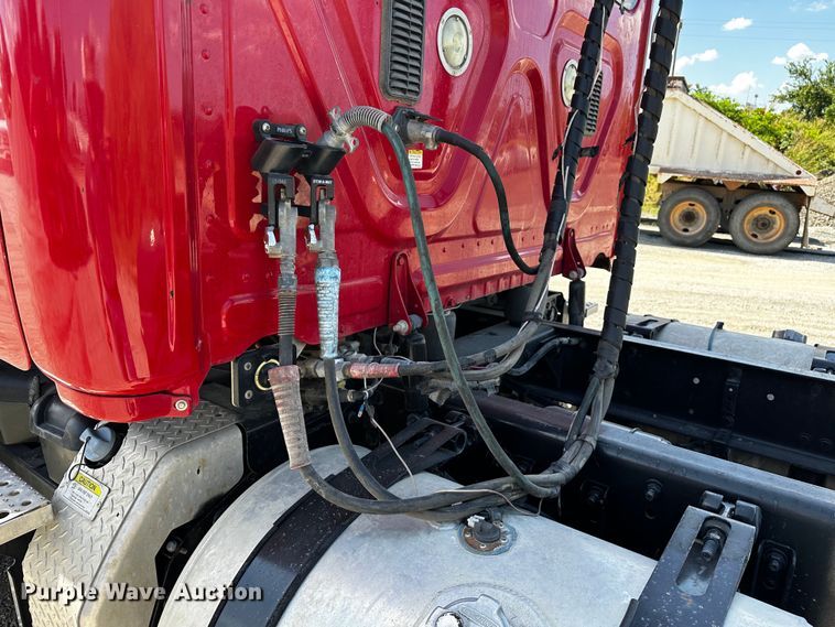 image for item OC9135 2015 Freightliner Cascadia Evolution 125  semi truck