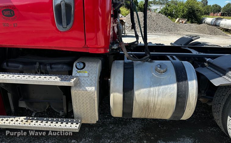 image for item OC9135 2015 Freightliner Cascadia Evolution 125  semi truck