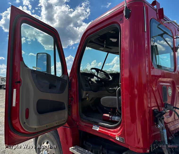 image for item OC9135 2015 Freightliner Cascadia Evolution 125  semi truck