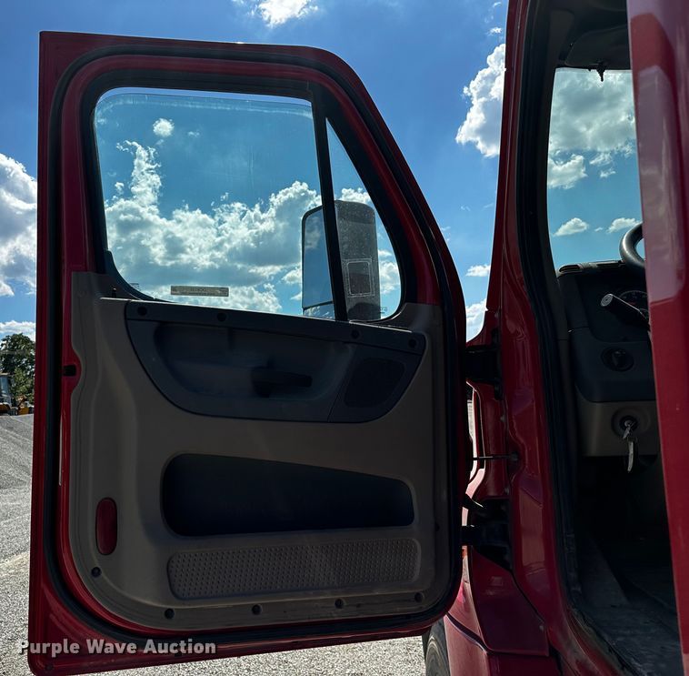 image for item OC9135 2015 Freightliner Cascadia Evolution 125  semi truck