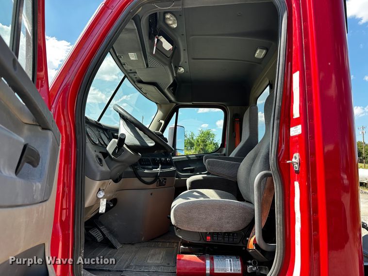 image for item OC9135 2015 Freightliner Cascadia Evolution 125  semi truck