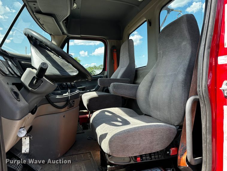 image for item OC9135 2015 Freightliner Cascadia Evolution 125  semi truck