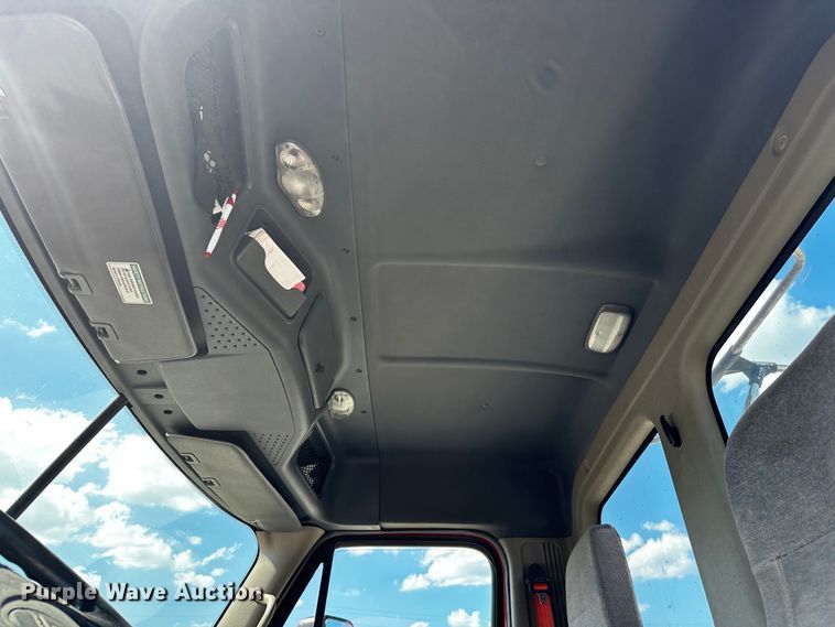 image for item OC9135 2015 Freightliner Cascadia Evolution 125  semi truck