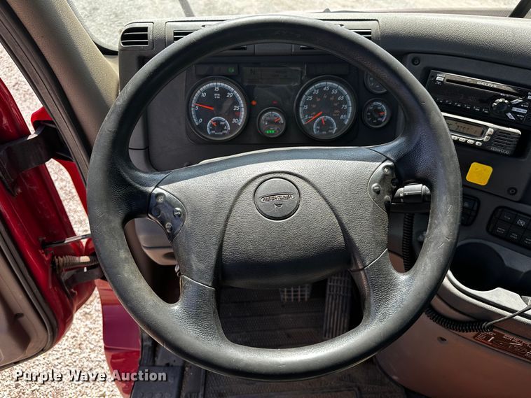 image for item OC9135 2015 Freightliner Cascadia Evolution 125  semi truck