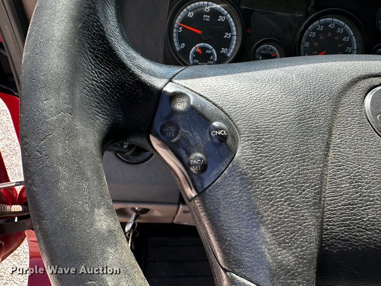 image for item OC9135 2015 Freightliner Cascadia Evolution 125  semi truck