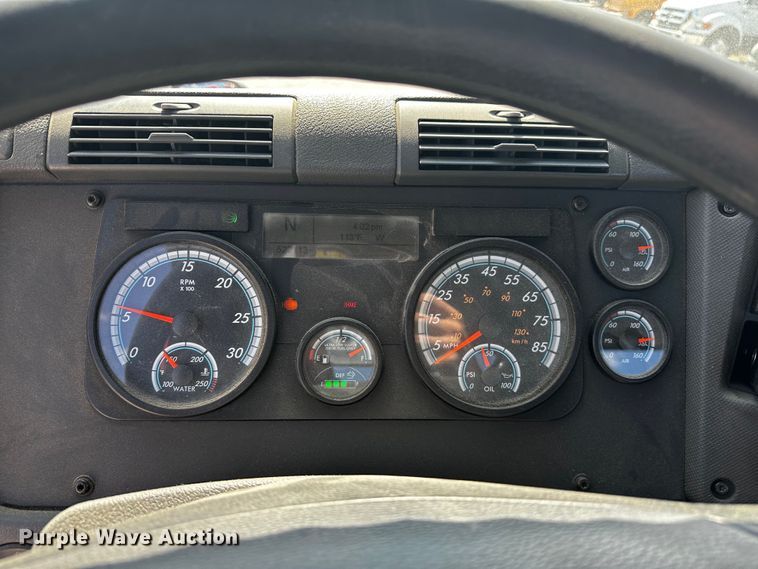 image for item OC9135 2015 Freightliner Cascadia Evolution 125  semi truck