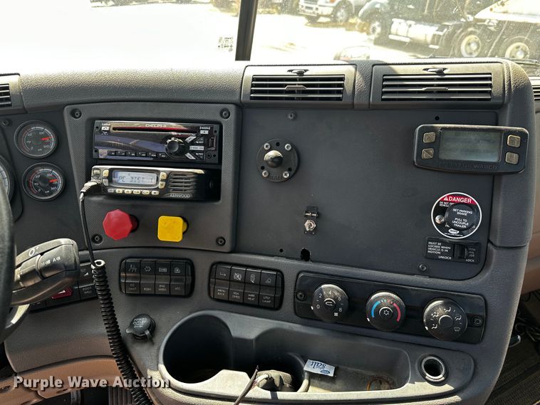 image for item OC9135 2015 Freightliner Cascadia Evolution 125  semi truck