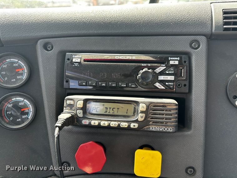 image for item OC9135 2015 Freightliner Cascadia Evolution 125  semi truck