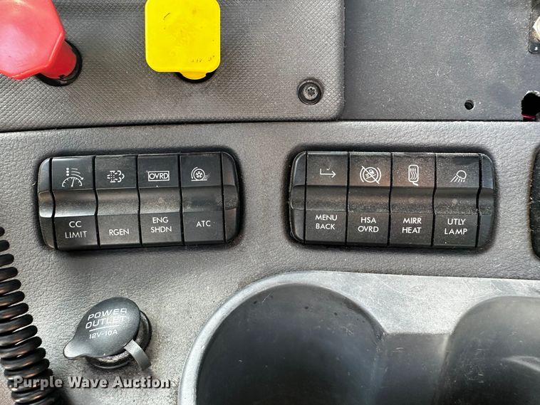 image for item OC9135 2015 Freightliner Cascadia Evolution 125  semi truck