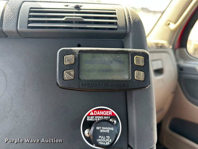 image for item OC9135 2015 Freightliner Cascadia Evolution 125  semi truck