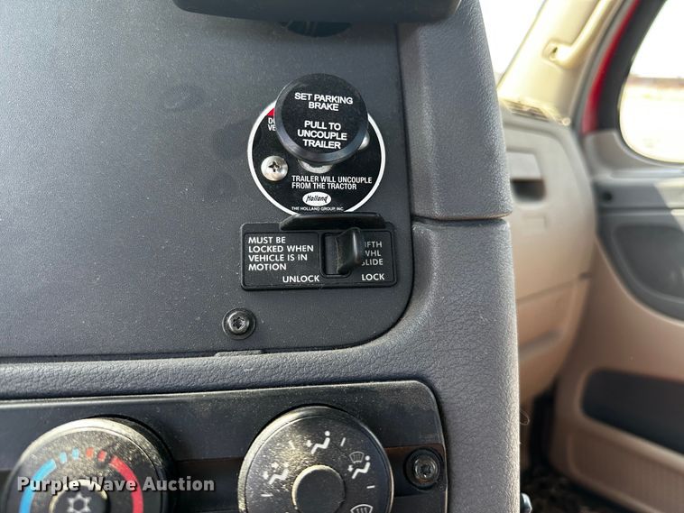 image for item OC9135 2015 Freightliner Cascadia Evolution 125  semi truck