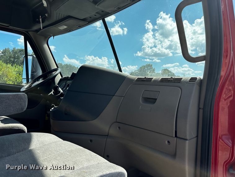 image for item OC9135 2015 Freightliner Cascadia Evolution 125  semi truck