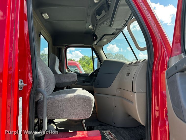 image for item OC9135 2015 Freightliner Cascadia Evolution 125  semi truck