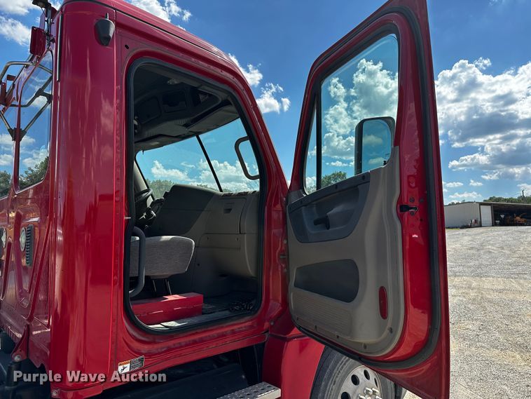 image for item OC9135 2015 Freightliner Cascadia Evolution 125  semi truck