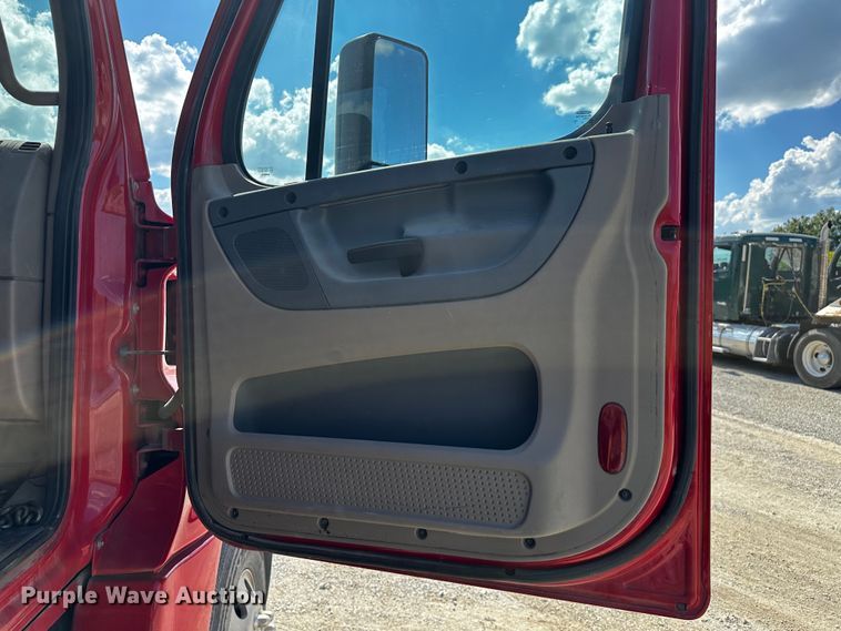 image for item OC9135 2015 Freightliner Cascadia Evolution 125  semi truck