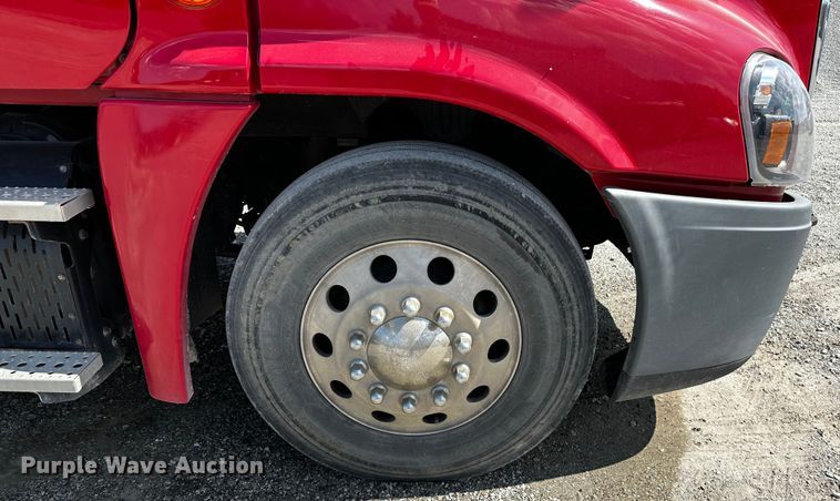 image for item OC9135 2015 Freightliner Cascadia Evolution 125  semi truck