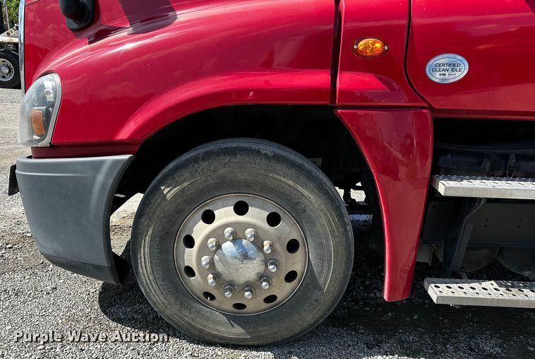 image for item OC9135 2015 Freightliner Cascadia Evolution 125  semi truck