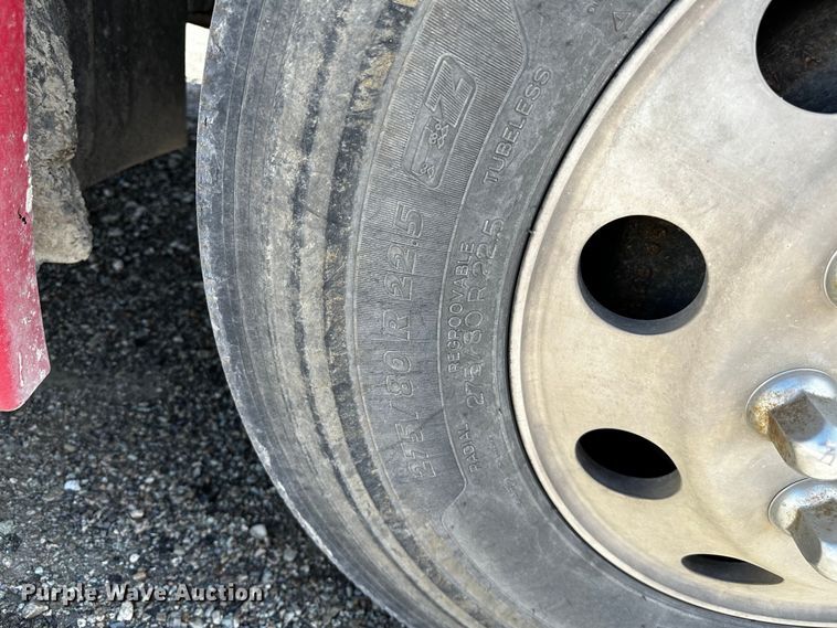 image for item OC9135 2015 Freightliner Cascadia Evolution 125  semi truck