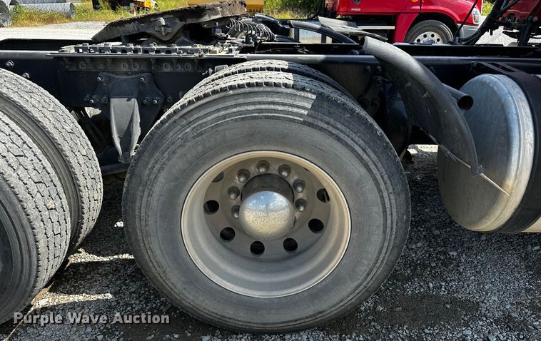 image for item OC9135 2015 Freightliner Cascadia Evolution 125  semi truck