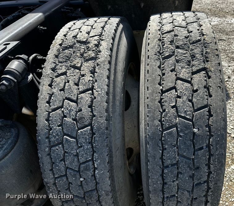 image for item OC9135 2015 Freightliner Cascadia Evolution 125  semi truck