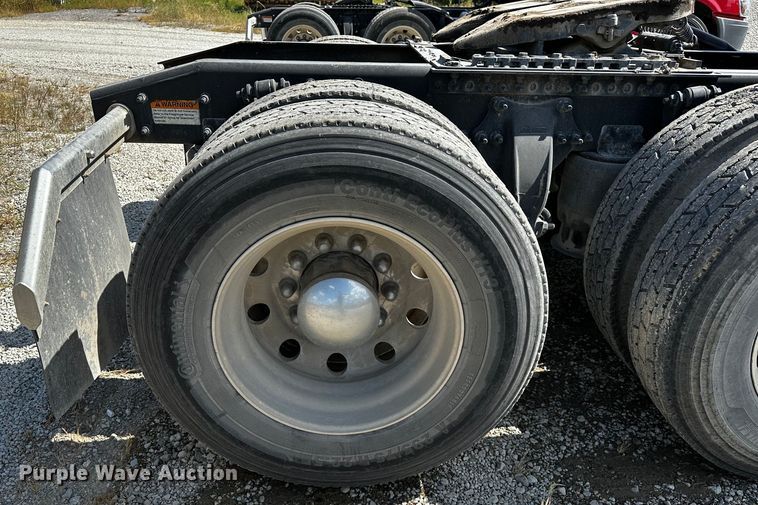 image for item OC9135 2015 Freightliner Cascadia Evolution 125  semi truck