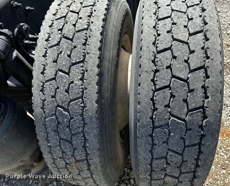 image for item OC9135 2015 Freightliner Cascadia Evolution 125  semi truck