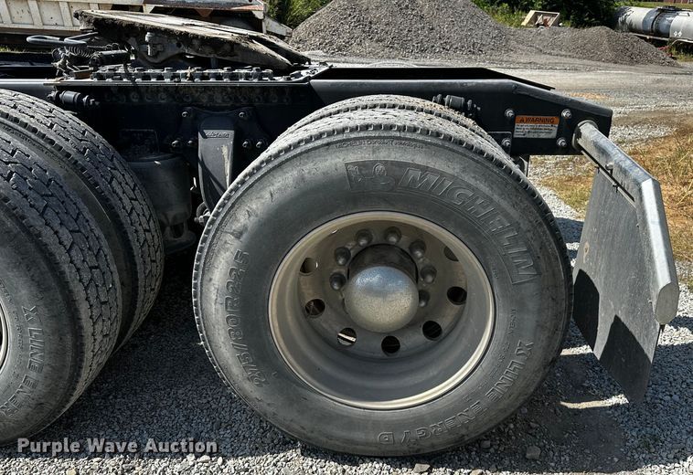 image for item OC9135 2015 Freightliner Cascadia Evolution 125  semi truck