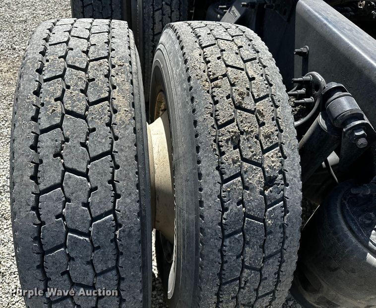 image for item OC9135 2015 Freightliner Cascadia Evolution 125  semi truck