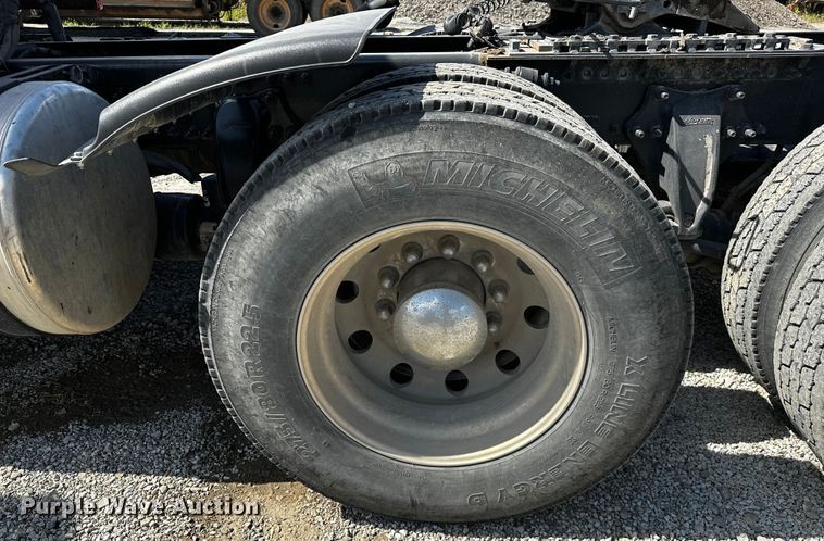 image for item OC9135 2015 Freightliner Cascadia Evolution 125  semi truck