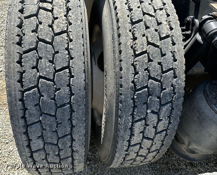 image for item OC9135 2015 Freightliner Cascadia Evolution 125  semi truck