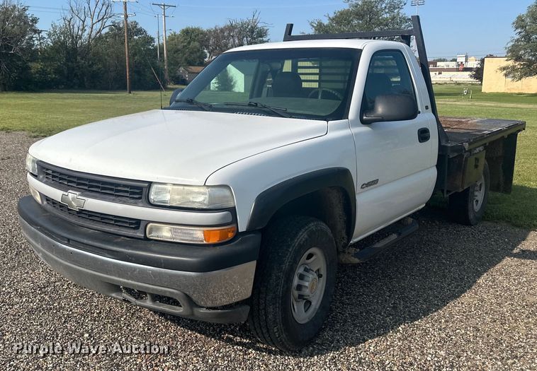 image for item OC9349 2000 Chevrolet Silverado 2500  flatbed pickup truck
