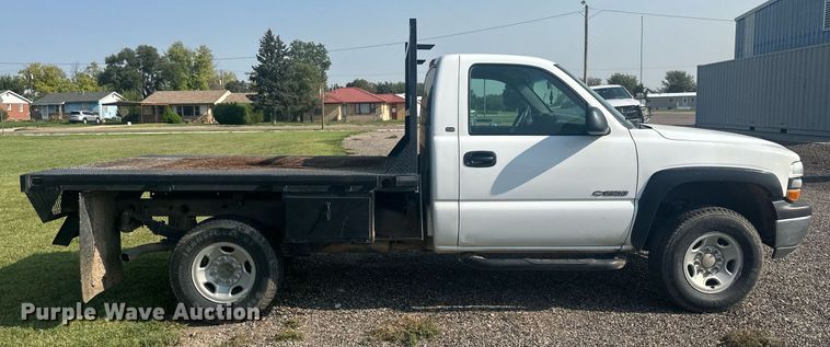 image for item OC9349 2000 Chevrolet Silverado 2500  flatbed pickup truck