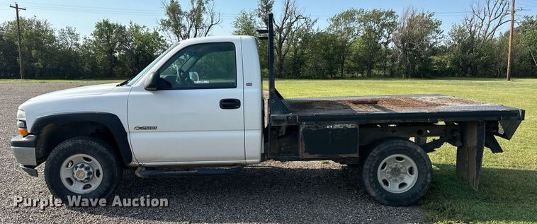 image for item OC9349 2000 Chevrolet Silverado 2500  flatbed pickup truck