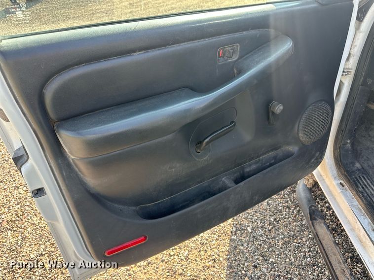 image for item OC9349 2000 Chevrolet Silverado 2500  flatbed pickup truck