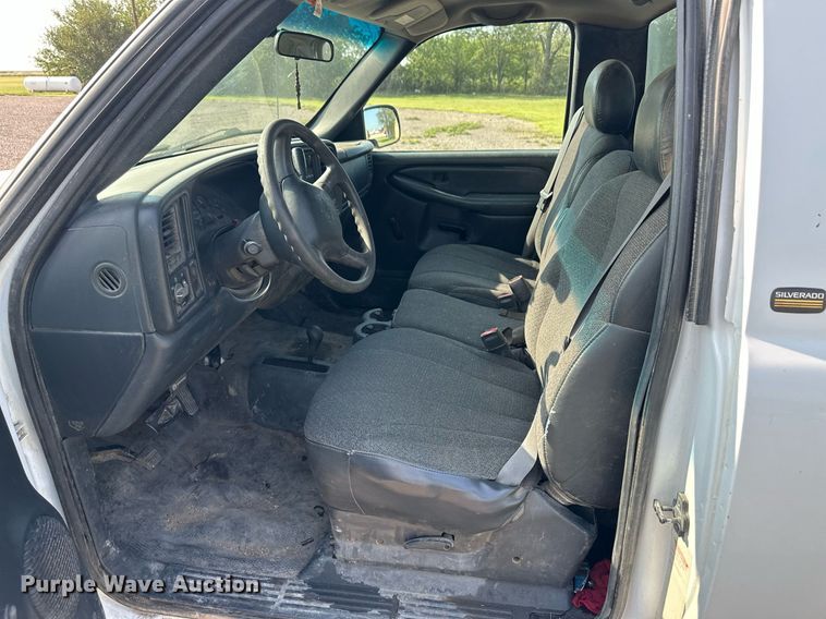 image for item OC9349 2000 Chevrolet Silverado 2500  flatbed pickup truck