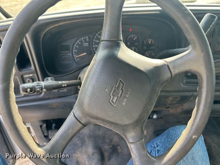 image for item OC9349 2000 Chevrolet Silverado 2500  flatbed pickup truck