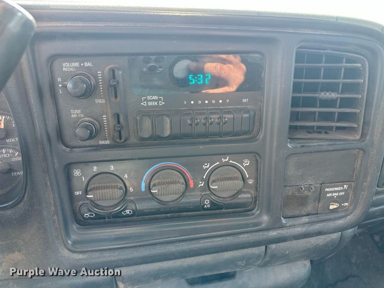 image for item OC9349 2000 Chevrolet Silverado 2500  flatbed pickup truck