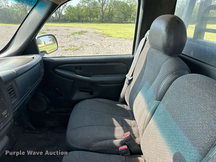 image for item OC9349 2000 Chevrolet Silverado 2500  flatbed pickup truck