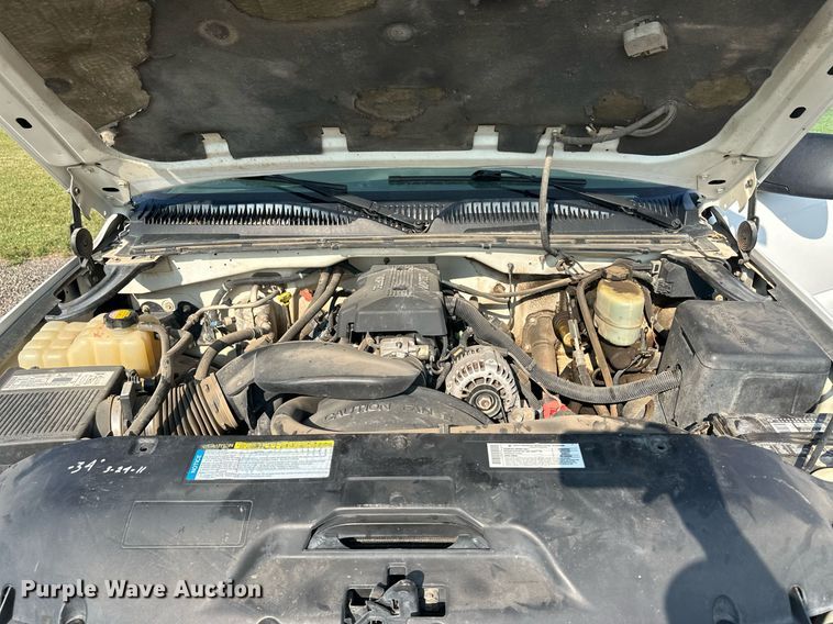 image for item OC9349 2000 Chevrolet Silverado 2500  flatbed pickup truck